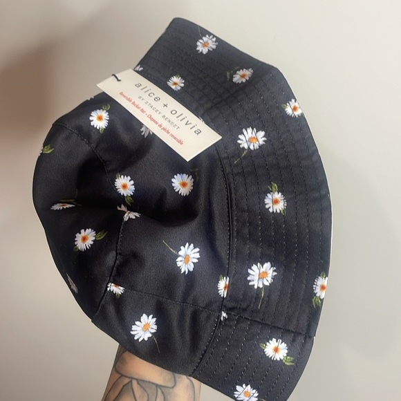 Alice + Olivia | Daisy Reversible Bucket Hat NWT - Picture 3 of 4